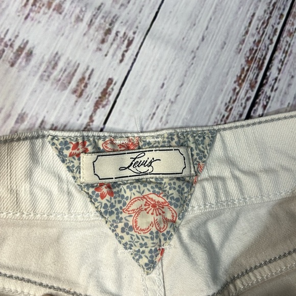 Levi's High Waisted White Denim Shorts 5" Inseam Size 8 or 29 Classic Summer - Picture 2 of 5
